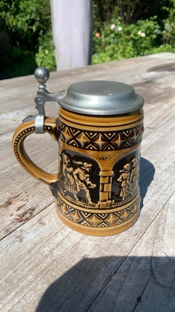 Bierkan met reliëf en tinnen deksel, Verzamelen, Biermerken, Zo goed als nieuw, Ophalen of Verzenden
