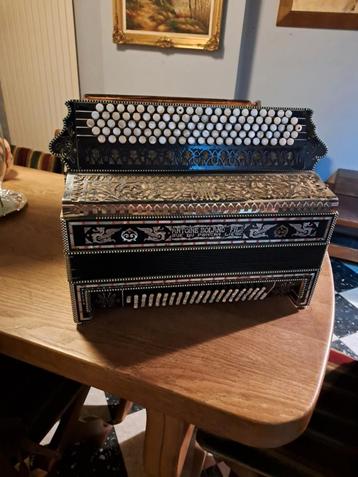 Accordeon met de hand gemaakt in kurk beschikbaar voor biedingen