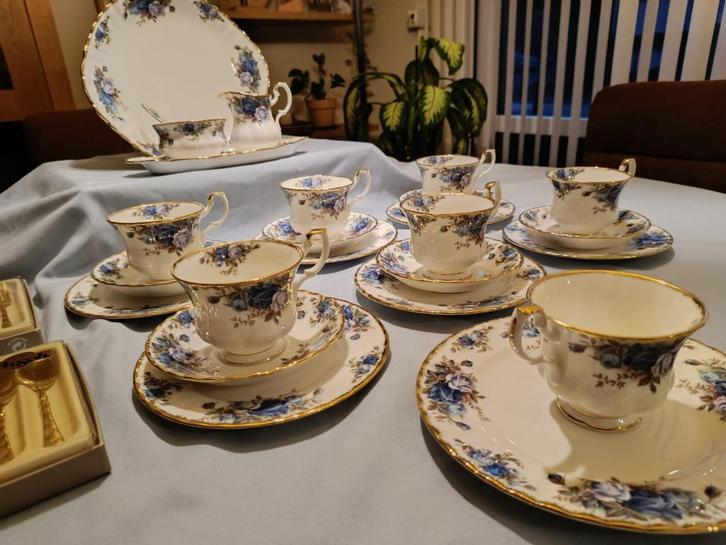 Te koop: Royal Albert servies Moonlight Rose 6 sets-25delen, Antiek en Kunst, Antiek | Servies compleet, Ophalen of Verzenden