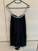 Zwarte jumpsuit afgestikt met madeliefjes - maat 170, Ophalen of Verzenden, Zo goed als nieuw