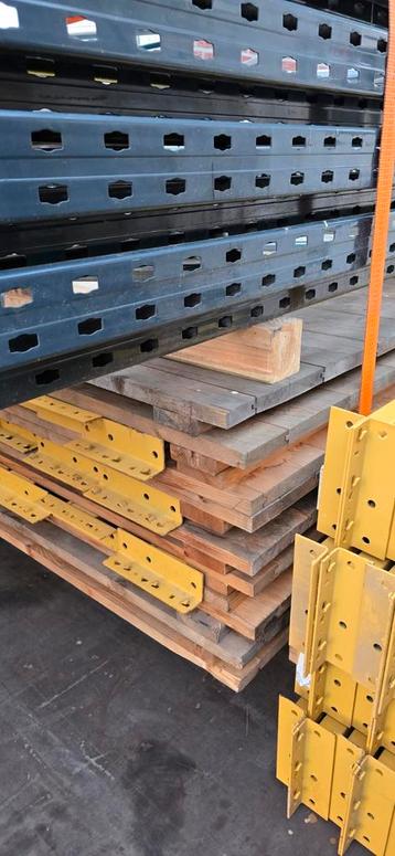 Palletstelling +houten vlonders. Ladder 5.4x1.1m ligger 2.7m beschikbaar voor biedingen