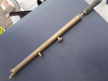 antieke gifpomp beschikbaar voor biedingen