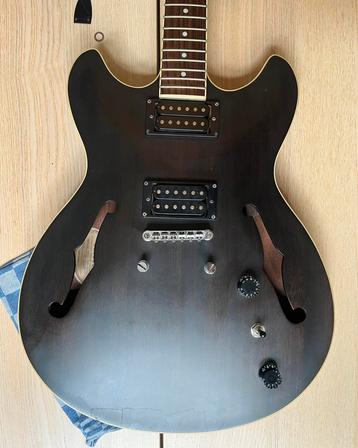 Broken Ibanez semi-accoustic guitar, Enlèvement, Utilisé