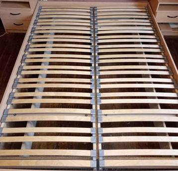 Prachtig bed bestaande uit 2 lattenbodems erwijderbare poten beschikbaar voor biedingen