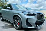 BMW iX1 xDrive30 | Frozen Grey | M Sportpakket Pro |, Auto's, Automaat, 0 cilinders, Zwart, Alcantara