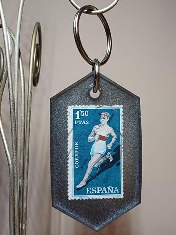 Sleutelhanger met oude postzegel in epoxyhars (Spanje 1960)