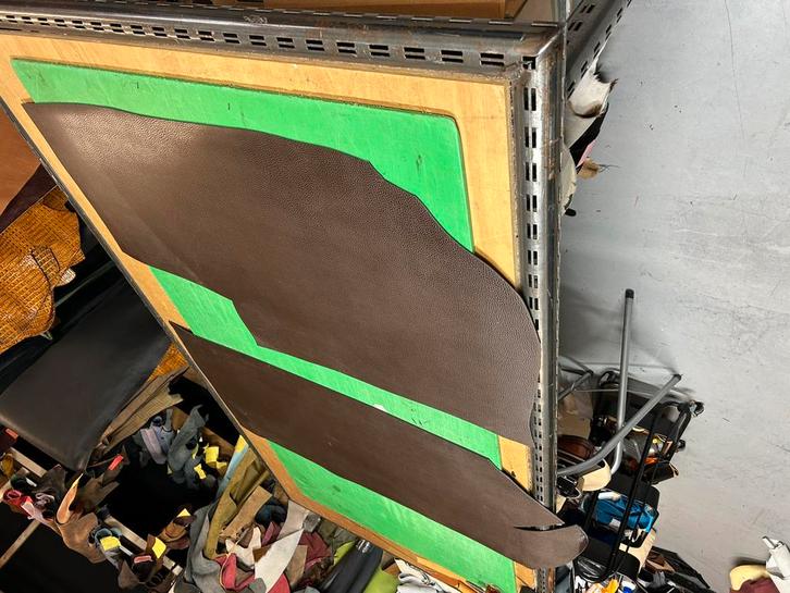 2 bruin tuigleer lappen 2,5-3 mm dik half soepel met print, Hobby en Vrije tijd, Stoffen en Lappen, Zo goed als nieuw, Bruin, Ophalen of Verzenden