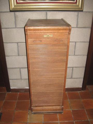 armoire à portes roulantes en bois verticale