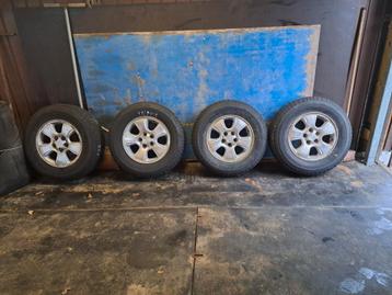 Banden en velg vanop 4x4 beschikbaar voor biedingen