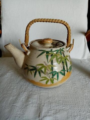 Kyo Satsuma keramische theepot van Kusube Yaichi (1912/1926) beschikbaar voor biedingen