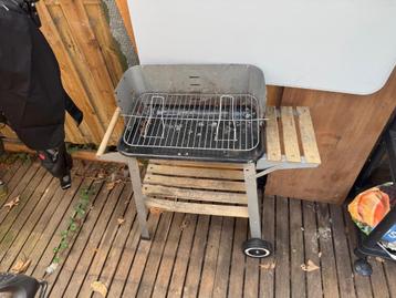 Barbecue met Verstelbaar Rooster en Wieltjes beschikbaar voor biedingen