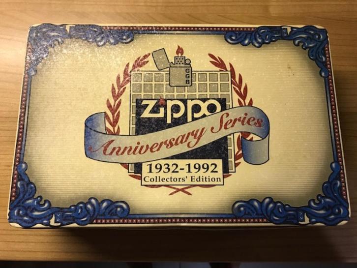 Zippo 1932 - 1992, Verzamelen, Rookartikelen, Aanstekers en Luciferdoosjes, Zo goed als nieuw, Aansteker, Ophalen of Verzenden