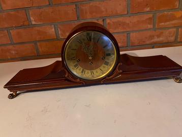 Vintage houten schouwklok beschikbaar voor biedingen