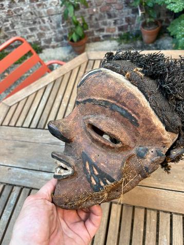 Oud-Afrikaans masker beschikbaar voor biedingen