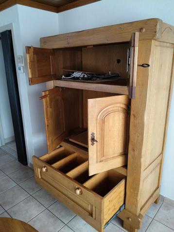 Massieve eiken kast meubel met inschuifbare deuren. beschikbaar voor biedingen
