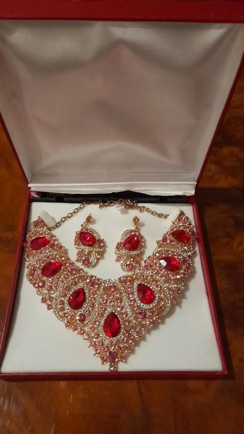 Parrure collier boucle d'oreille rose rubis pour fiancaille, Bijoux, Sacs & Beauté, Colliers, Comme neuf, Rose, Enlèvement ou Envoi