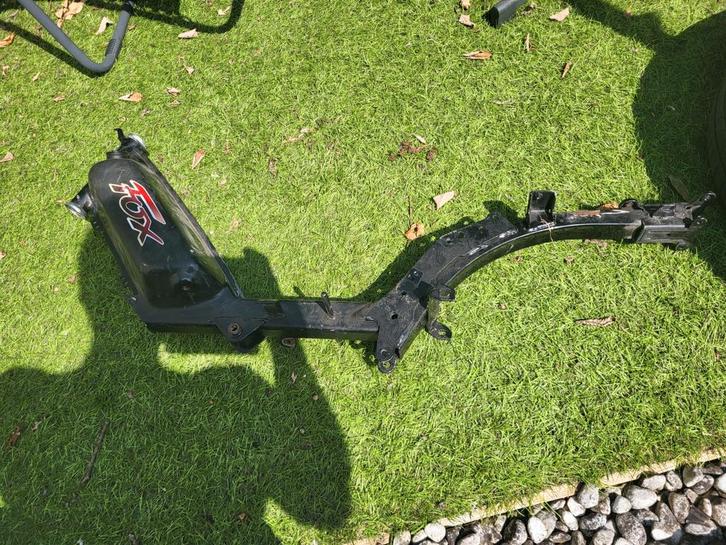 Cadre et pièces de peugeot fox a vendre, Fietsen en Brommers, Brommeronderdelen | Algemeen, Gebruikt, Frame, Ophalen