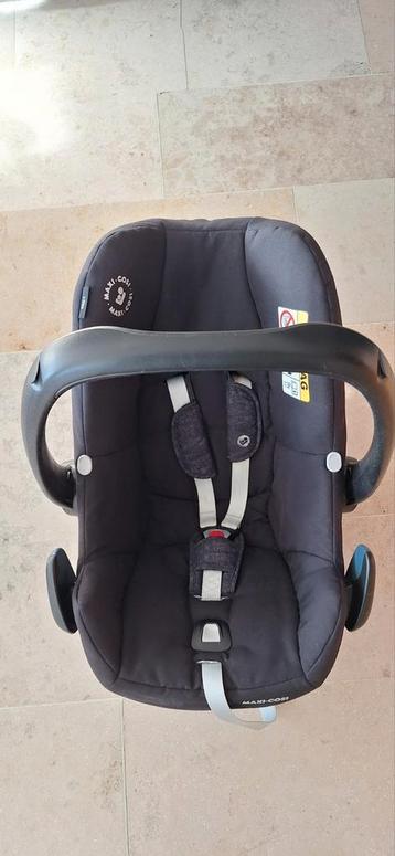 Maxicosi met warme zak beschikbaar voor biedingen