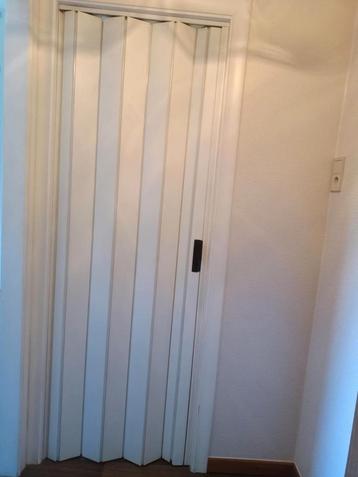 Witte accordeonhouder  beschikbaar voor biedingen