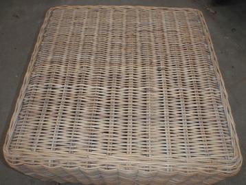 tafel;poef=wicker=nieuwe staat;+glas erop 5mm=samen 80 EURO beschikbaar voor biedingen