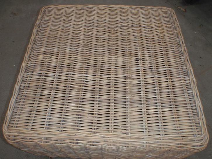 tafel;poef=wicker=nieuwe staat;+glas erop 5mm=samen 80 EURO, Huis en Inrichting, Tafels | Bijzettafels, Nieuw, Rechthoekig, 45 tot 60 cm