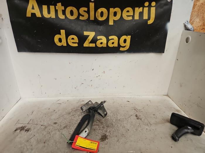 Motorkap Scharnier van een Nissan Qashqai, Auto-onderdelen, Overige Auto-onderdelen, Nissan, Gebruikt, 3 maanden garantie, Ophalen of Verzenden