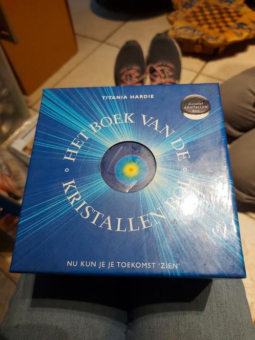 T. Hardie - Het boek van de kristallen bol, Boeken, Esoterie en Spiritualiteit, Zo goed als nieuw, Ophalen