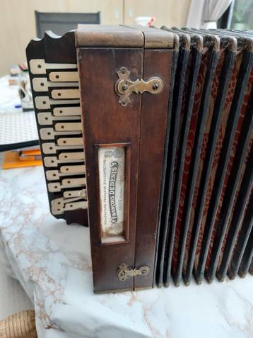 Antieke accordeon Francois Dedenis beschikbaar voor biedingen