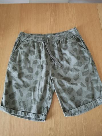 Short kaki taille 42 beschikbaar voor biedingen