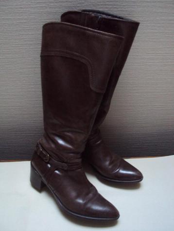 Kwalitatieve hoge lederen donkerbruine laarzen. Maat 38 beschikbaar voor biedingen