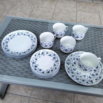5 tasses, 5 sous-tasse et 5 assiettes à  dessert en ceramiqu beschikbaar voor biedingen