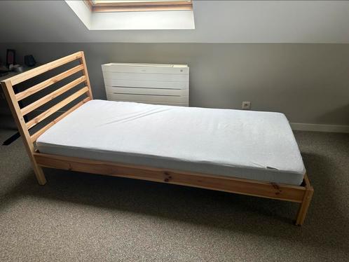 Bed 90 x 200 met matras, Huis en Inrichting, Slaapkamer | Bedden, Zo goed als nieuw, Hout, Ophalen