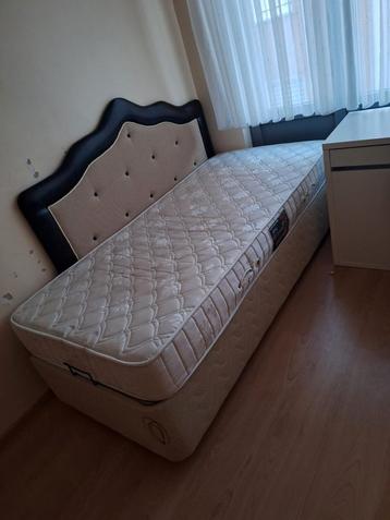 Boxspring met opbergruimte beschikbaar voor biedingen