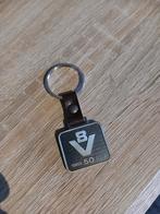 Scania V8 50 jaar sleutelhanger, Verzamelen, Sleutelhangers, Ophalen