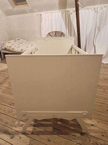 retro / vintage kinderbedje met mooie details  beschikbaar voor biedingen