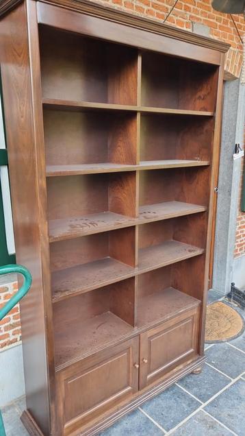 Bibliothèque avec portes coulissantes en verre