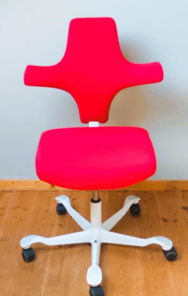 Chaise de bureau Hag Capisco 8126, Maison & Meubles, Chaises de bureau, Comme neuf, Chaise de bureau, Rouge, Ergonomique, Enlèvement ou Envoi