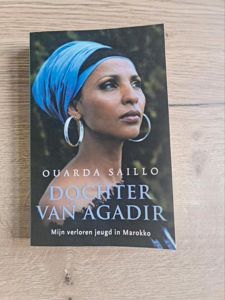 Boek : de dochter van Agadir / Ouarda Saillo, Livres, Biographies, Comme neuf, Enlèvement ou Envoi