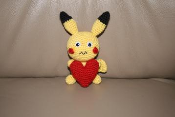 Gehaakt pikachu met hartje beschikbaar voor biedingen