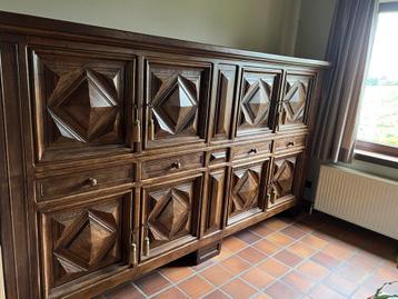 Mooie grote houten buffetkasten beschikbaar voor biedingen