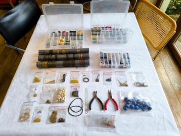 Kit fabrication de bijoux, perles, pinces, boites, attaches disponible aux enchères