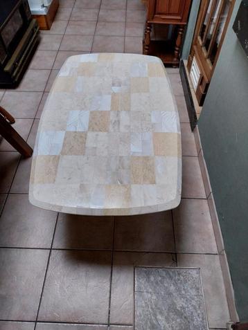 table basse avec plateau en marbre, base en osier 120 x 73 x