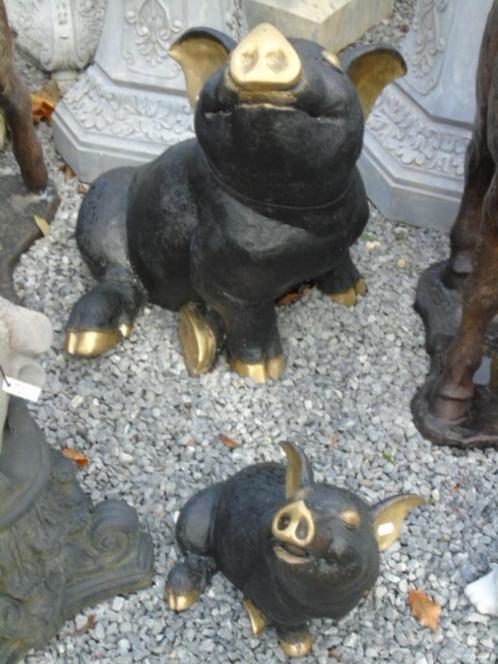 statue de 2 cochons assis en bronze patiné brun et doré ..., Jardin & Terrasse, Statues de jardin, Neuf, Animal, Autres matériaux