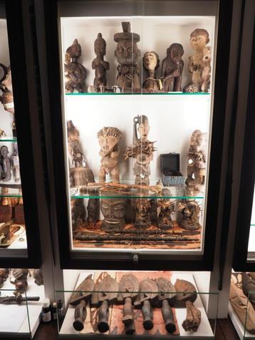 TRIBALE KUNST - OPRUIMING: eigen verzameling - vele objecten beschikbaar voor biedingen