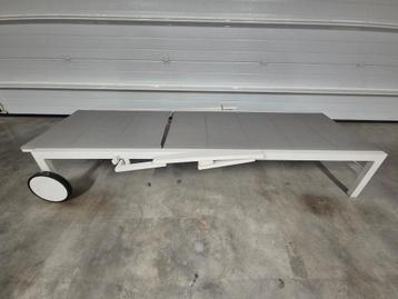 Twee ligbedden in wit aluminium en grijs/bruin textiel beschikbaar voor biedingen