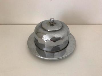 De ronde botervloot met deksel en glazen schaaltje beschikbaar voor biedingen