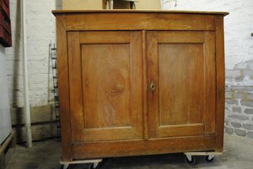 Grand meuble ancien avec 2 portes, à rafraichir. beschikbaar voor biedingen