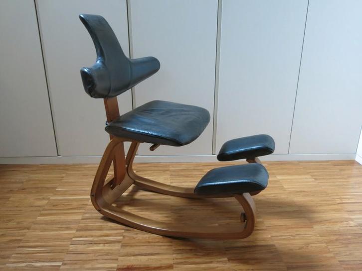 Fauteuil de bureau en cuir Stokke (Varier) Thatsit (Genoux), Maison & Meubles, Chaises de bureau, Utilisé, Chaise de bureau, Noir