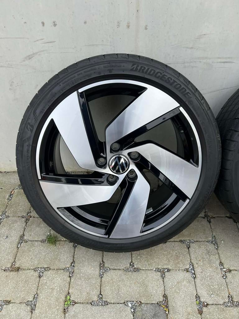 ORIG. VW GOLF 8 GTI RICHMOND VELGEN MET ZOMERBANDEN 18 INCH, Ophalen, 18 inch, Gebruikt, Banden en Velgen