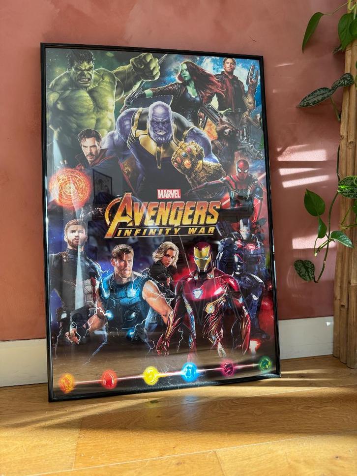 Avengers poster met kader te koop, Verzamelen, Posters, Zo goed als nieuw, Film en Tv, Deurposter of groter, Rechthoekig Staand